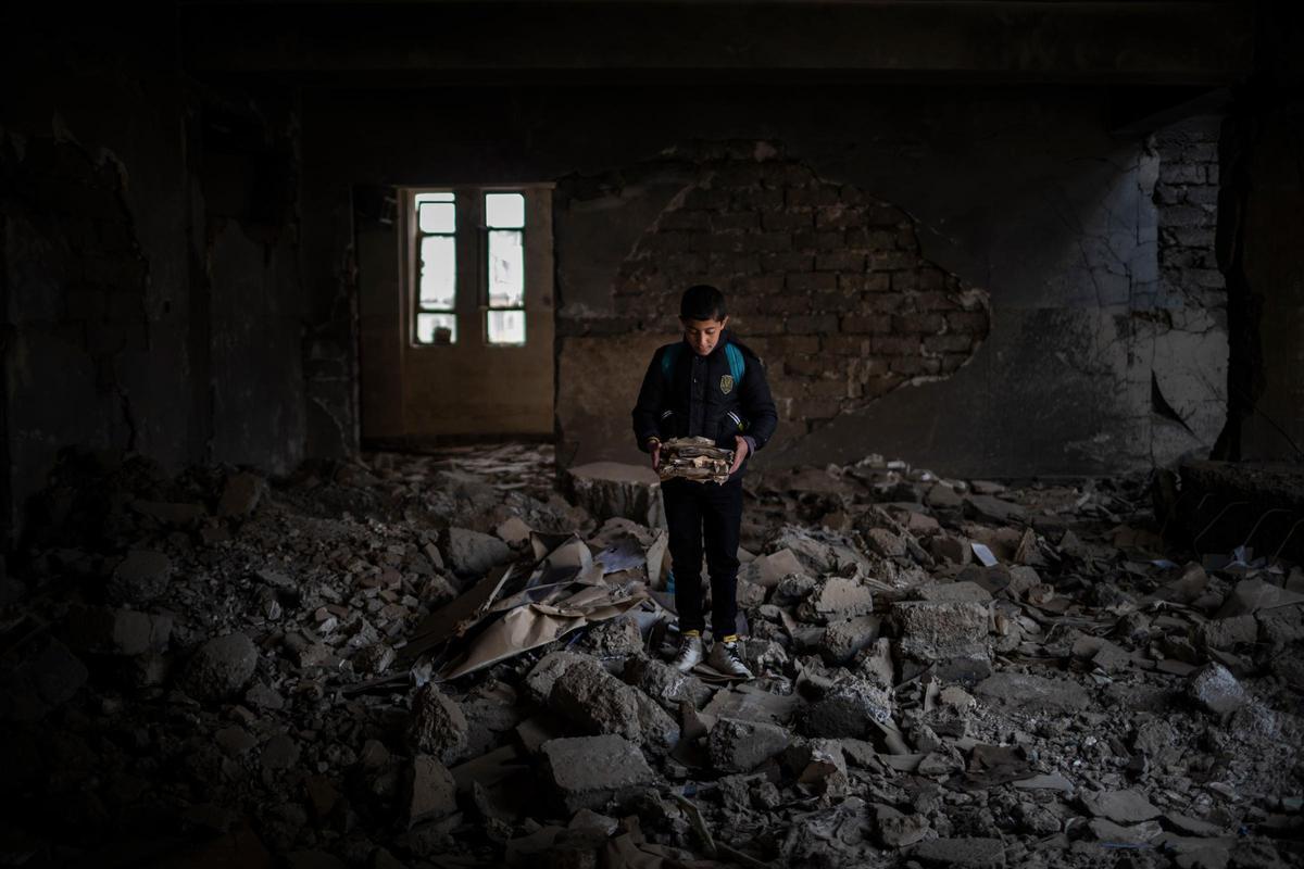 Yousef, de 12 años, sueña con convertirse en policía. Su escuela sufrió graves daños durante la batalla de Mosul, entre 2016 y 2017. Mosul, Irak, 6 de marzo de 2022.
