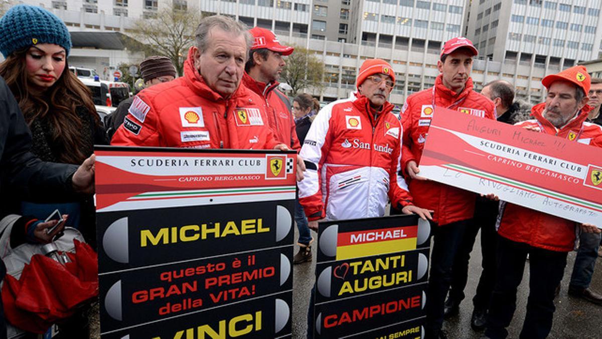 Un grupo de aficionados de Ferrari desean a Schumacher una pronta recuperación ante el hospital de Grenoble donde se encuentra ingresado con motivo de su 45º aniversario