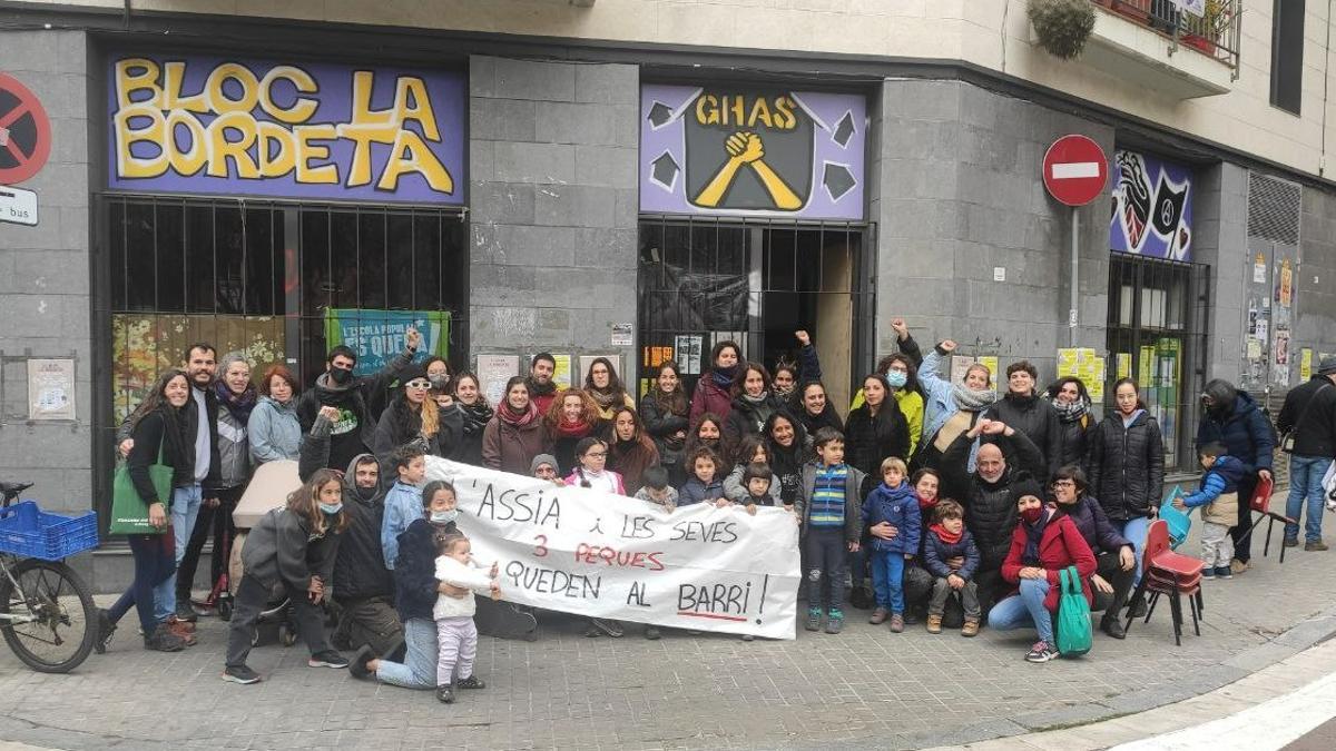 Concentración contra el desahucio de Assia y su familia en Sants (Barcelona)