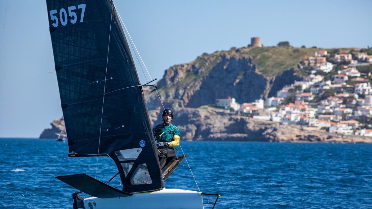 Un esportista a la costa de l'Escala.