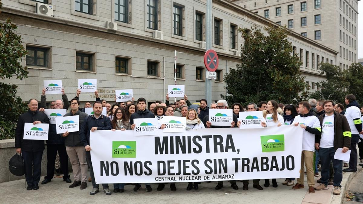 Miembros de la plataforma 'Sí a Almaraz' y representantes de los trabajadores, este lunes, frente al Ministerio de Trabajo.