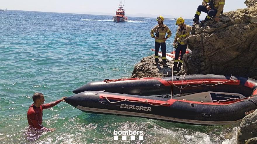 Una llanxa xoca contra les roques i gairebé s&#039;enfonsa a la punta Falconera a Roses