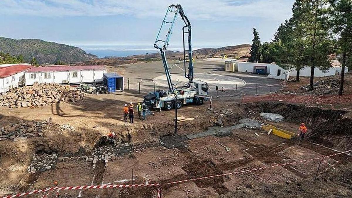 Foto de archivo de varios trabajadores en una obra de urbanización de un solar en un municipio de Canarias.