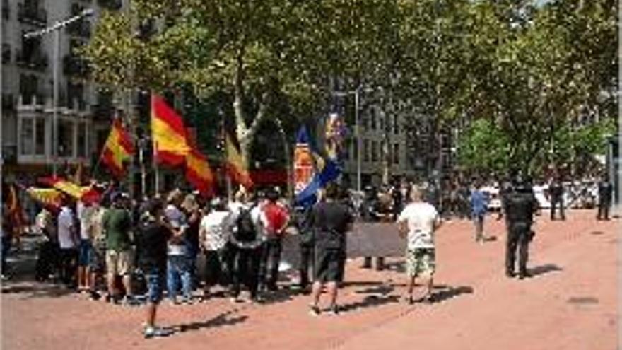 Les dues manifestacions i el cordó policial.