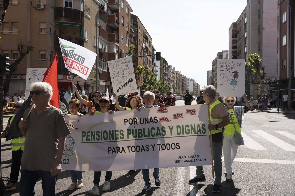Fotogalería | Así se ha vivido la manifestación por el Día Internacional del Trabajo en Badajoz