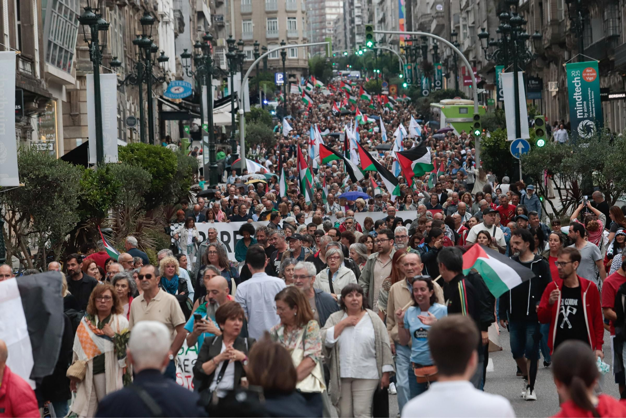 Las imágenes de la multitudinaria manifestación en Vigo contra el «genocidio» de Israel sobre Palestina