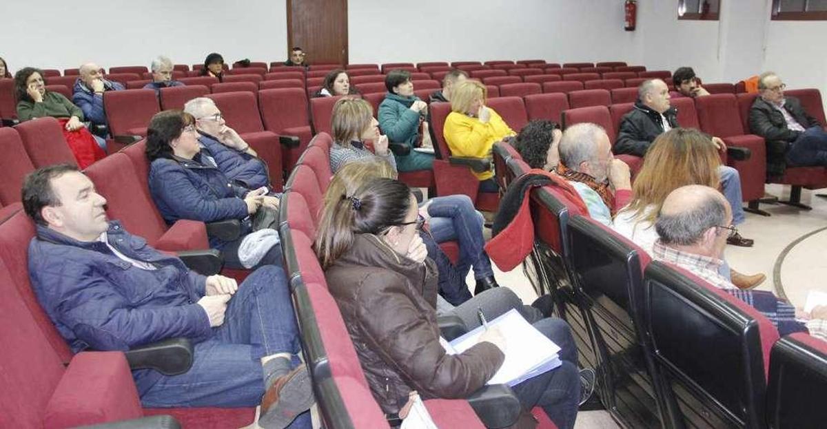 Asistentes a la charla organizada ayer por el Concello y la plataforma de afectados. // Santos Álvarez