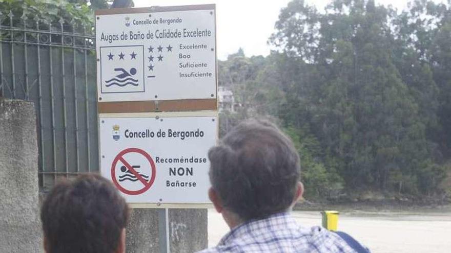 Cartel que desaconseja el baño en la playa de Gandarío.