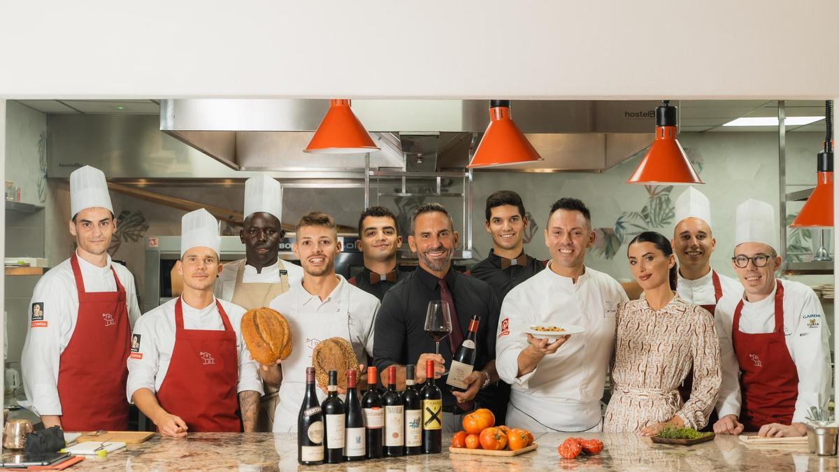 Equipo de Casa Bernardi, capitaneado por Ferdinando Bernardi, cuarto por la derecha.