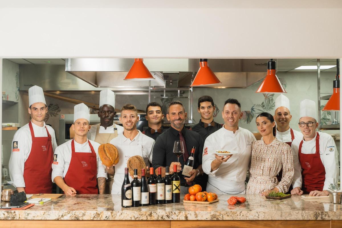 Equipo de Casa Bernardi, capitaneado por Ferdinando Bernardi, cuarto por la derecha.