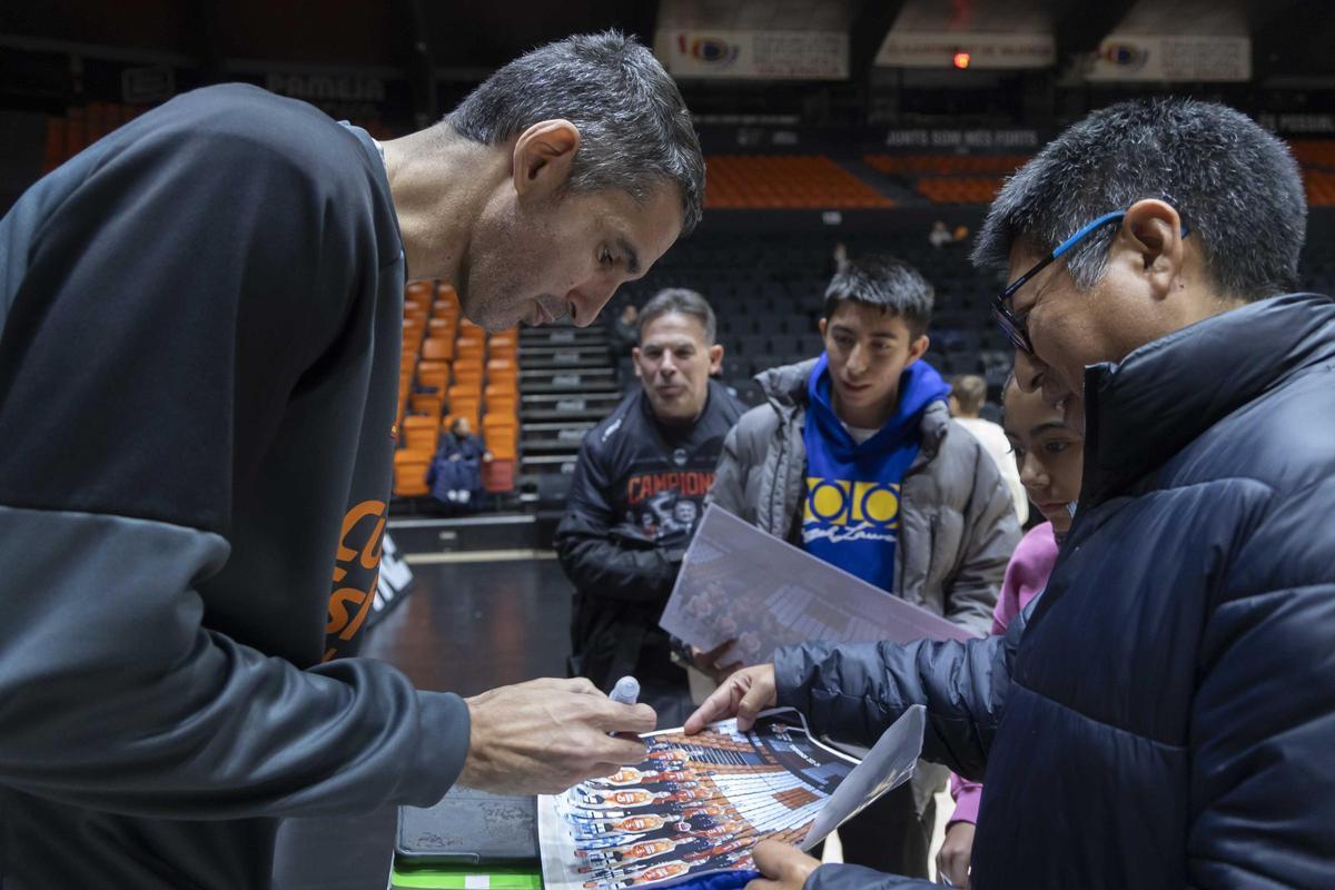 Entrenamiento abierto con la afición de Valencia Basket