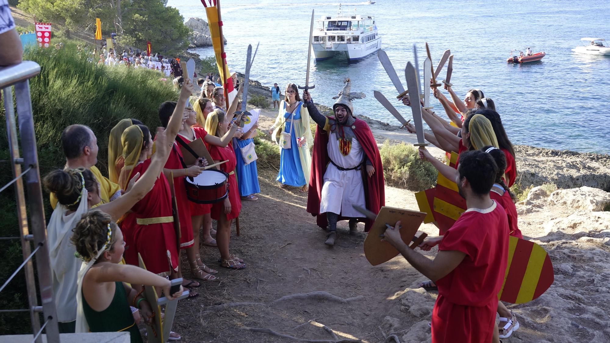 Batalla multitudinaria y festiva en la playa de Santa Ponça
