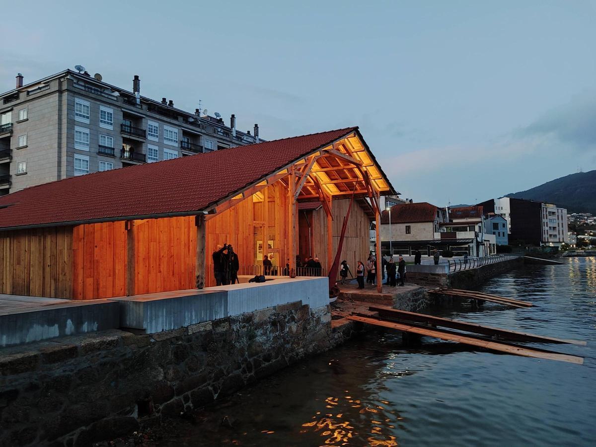 Las carpinterías con la nueva iluminación vistas desde la zona del mar.