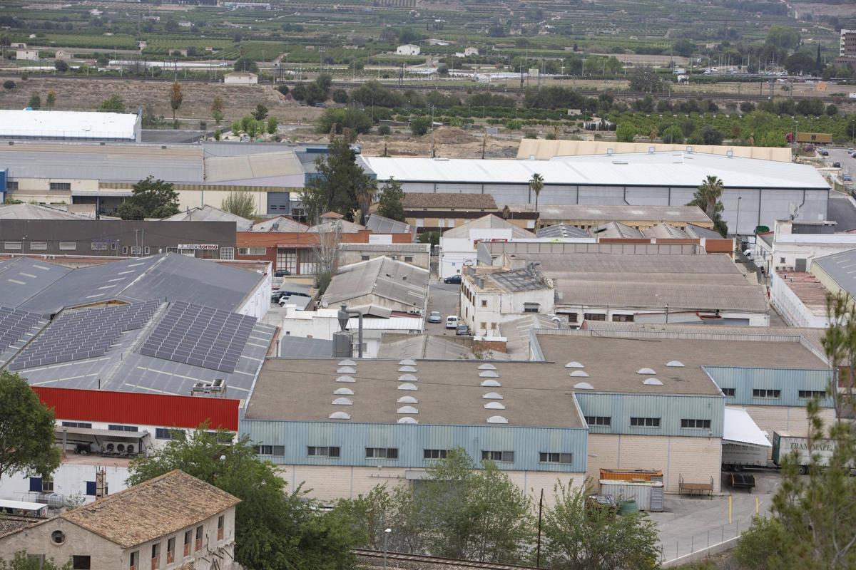 Naves industriales en un polígono de Xàtiva.