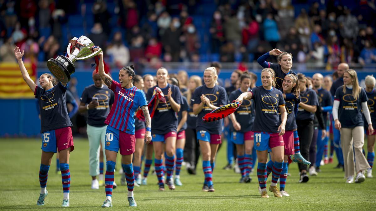 Las jugadoras del Barça en la vuelta de honor tras conquistar el título de liga  