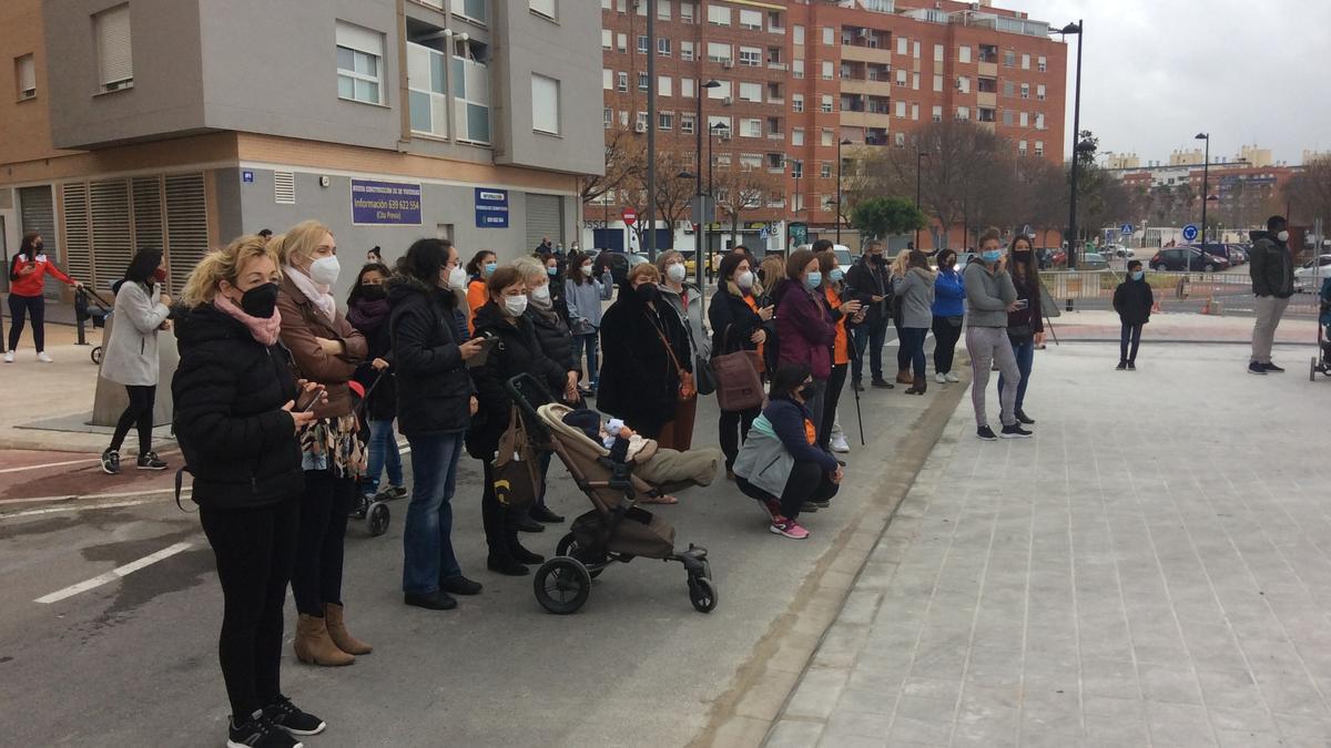 Madres, padres, abuelas y abuelos seguían desde fuera la fiesta.l&#039;