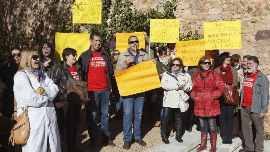 Protesta de un grupo de enfermeros, ayer en Soria, durante la visita del consejero de Sanidad.