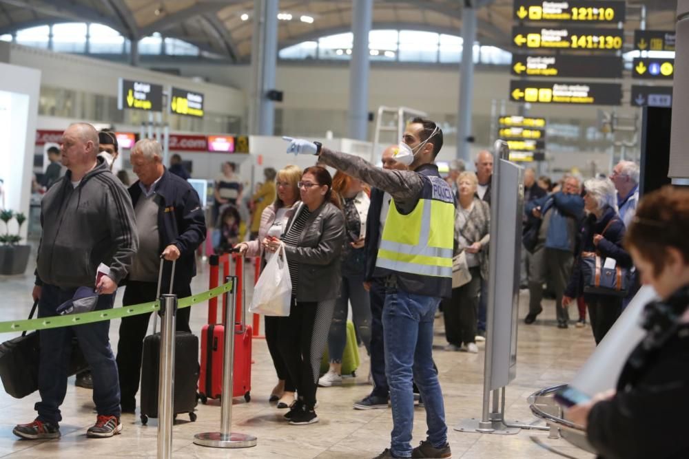 Los países de la UE aceleran la repatriación de sus turistas ante el avance del coronavirus