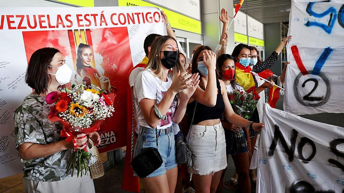 Familiares y amigos de la taekwondista Adriana Cerezo esperaron su llegada en el aeropuerto de Barajas este miércoles. EFE/Mariscal