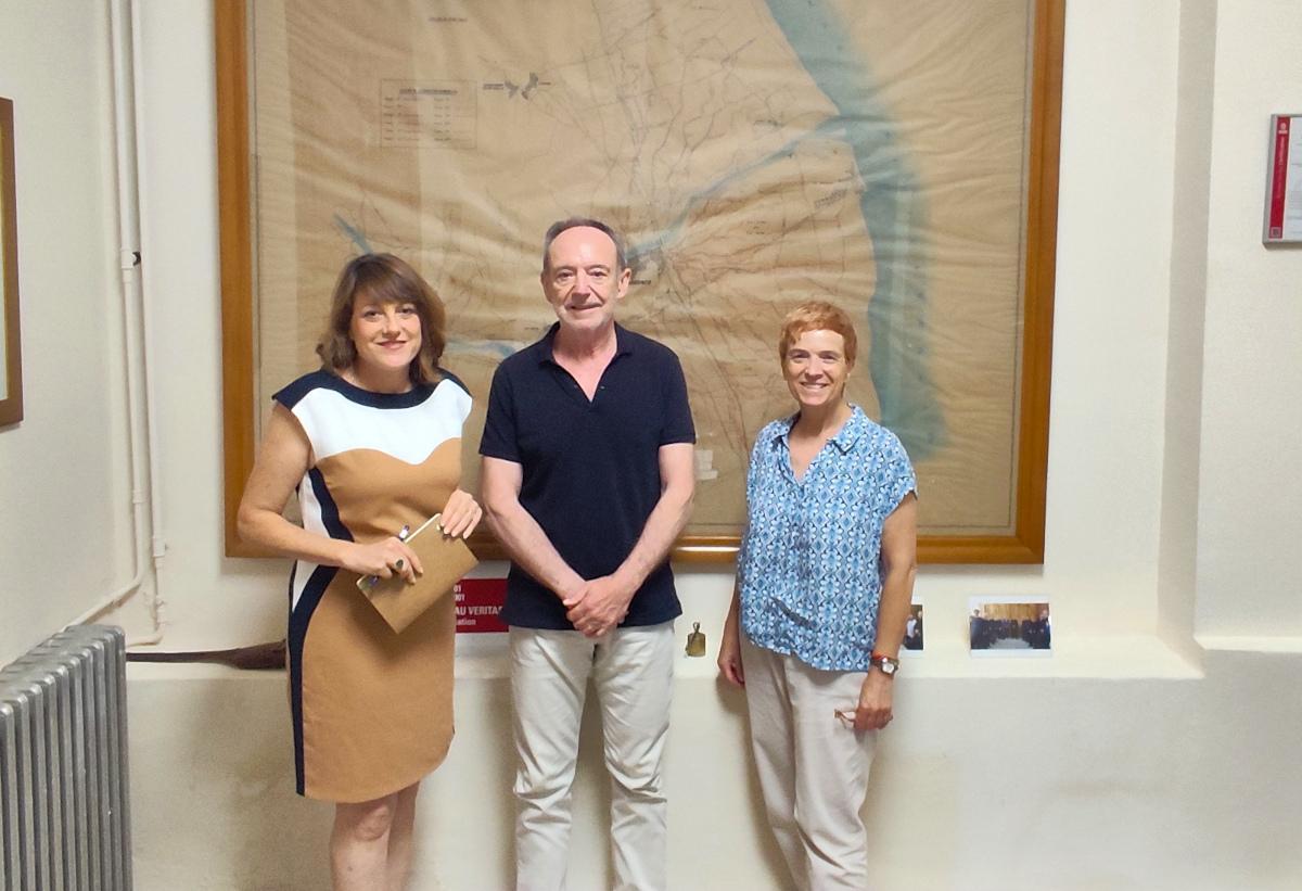 Las edilas junto con el presidente de los regantes en el sindicato