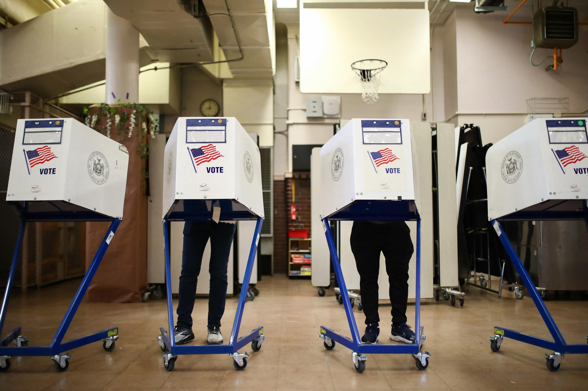 05/11/2024 November 5, 2024, New York, United States: American citizens vote at a polling station in the Ridgewood neighborhood of Queens, New York. The US presidential election pitting Democratic candidate Kamala Harris against Republican candidate Donald Trump takes place on Tuesday, November 5. In New York, a liberal state that has voted for the Democratic candidate in presidential elections since 1988, the first polls opened at 6 am. POLITICA Europa Press/Contacto/Apolline Guillerot-Malick
