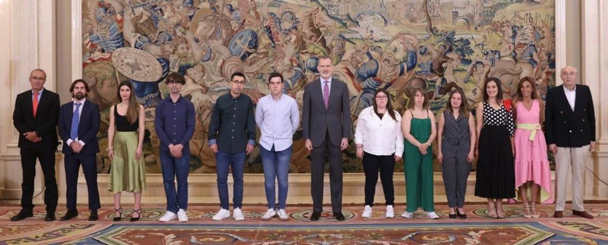Felipe VI, ayer en el Palacio de la Zarzuela, con representantes del proyecto “Juan María by Lolola”.   | // CASA REAL
