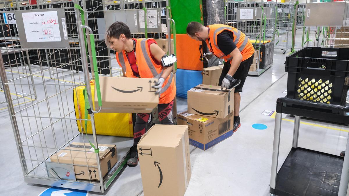 Trabajadores de Amazon clasifican los productos en un centro logístico de la compañía.