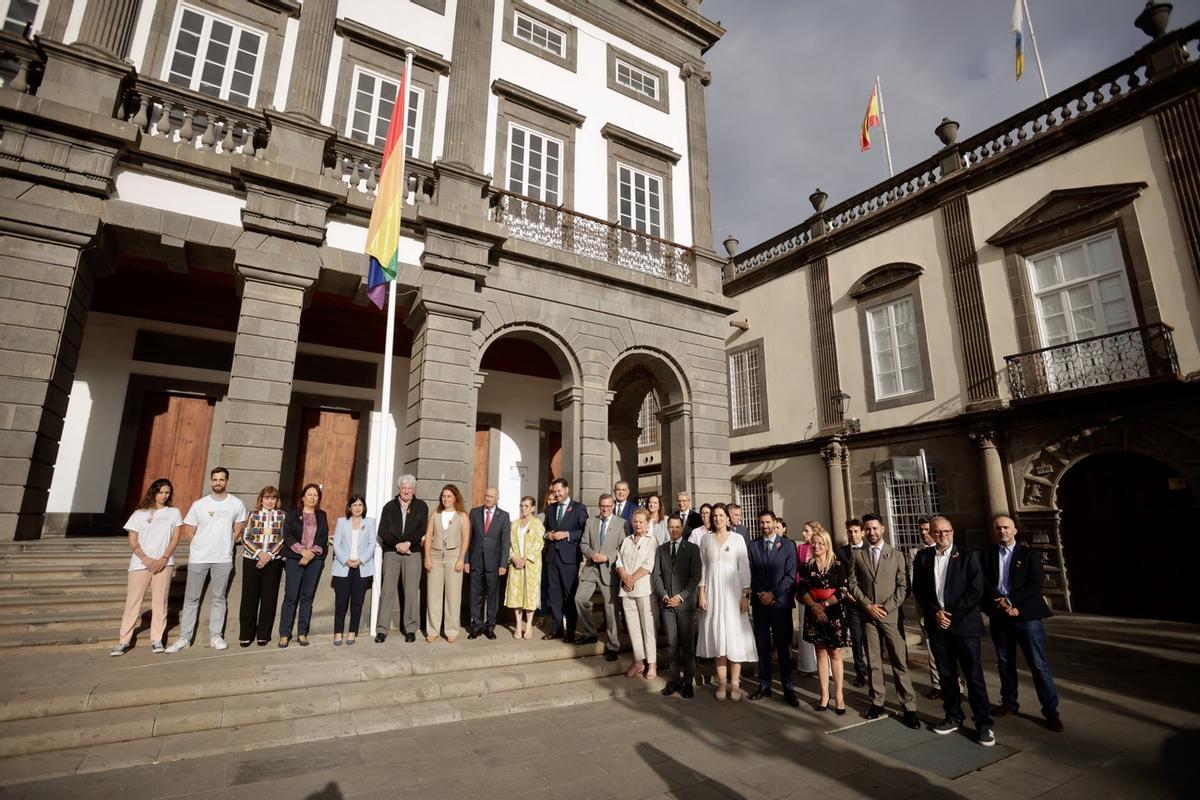 Las Palmas de Gran Canaria iza la bandera LGTBIQ+ en las Casas Consistoriales con motivo del Día Internacional del Orgullo.
