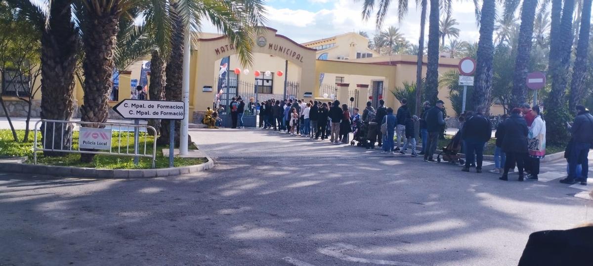 Colas a la entrada de l'Escorxador para acceder al tercer salón del manga de Elche