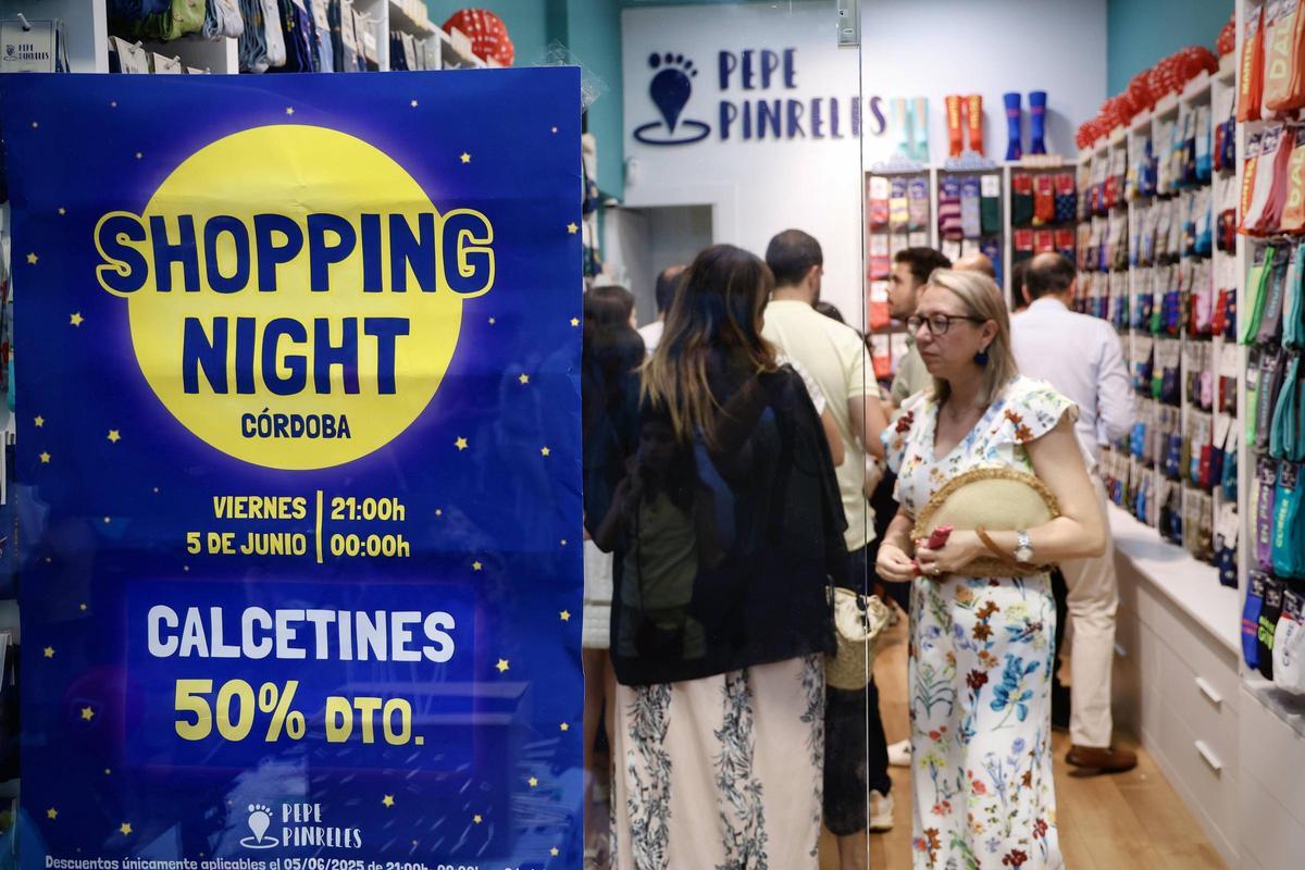 Clientes en una tienda del Centro durante la pasada Shopping Night.