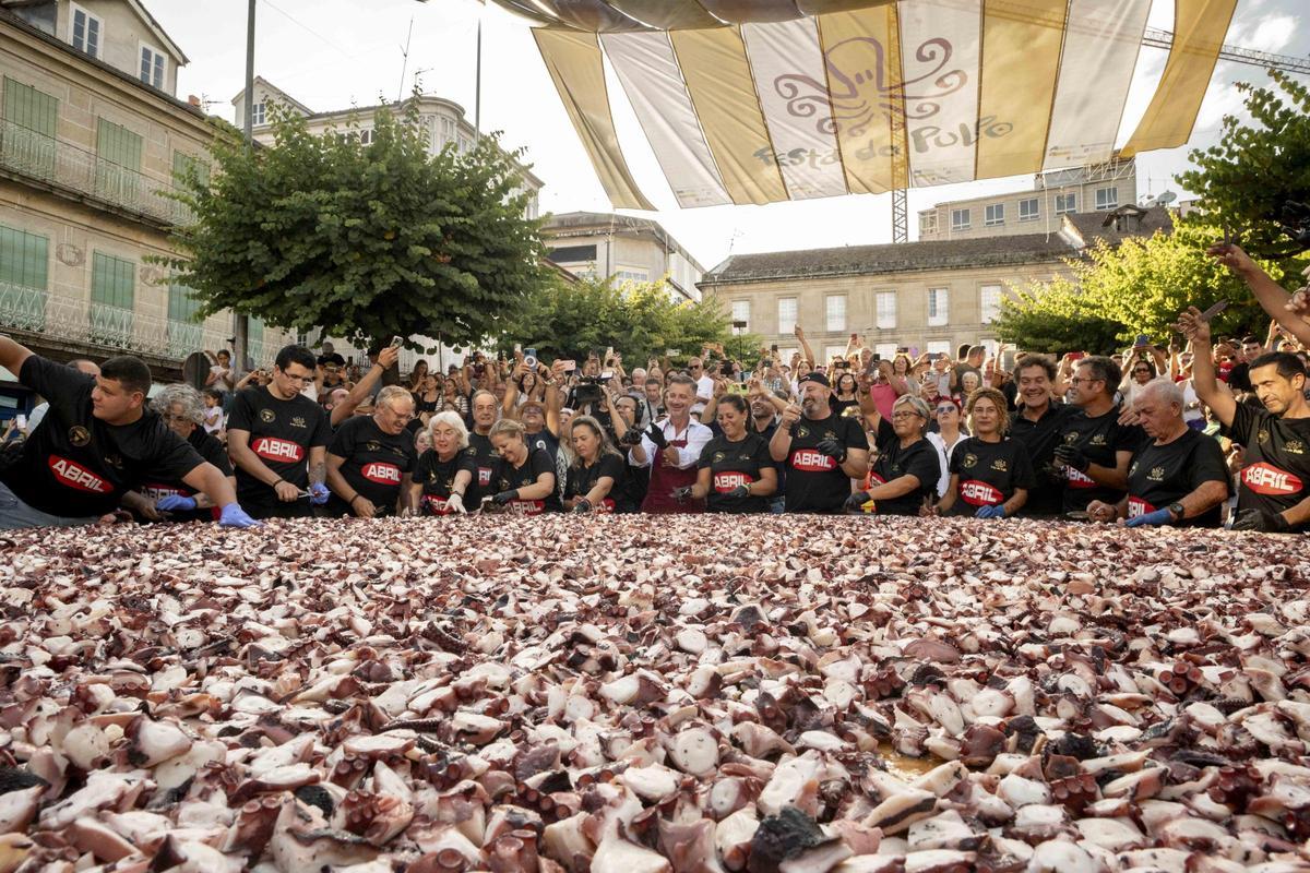 Carballiño conta coa súa propia estratexia para afondar na gastronomía do polbo cun millón de euros. Na imaxe: elaboración da tapa de polbo máis grande do mundo en O Carballiño.
