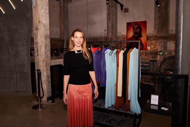 Carlota Ranera, junto a diseños de su firma de moda de mujer, Carlota Cahis.