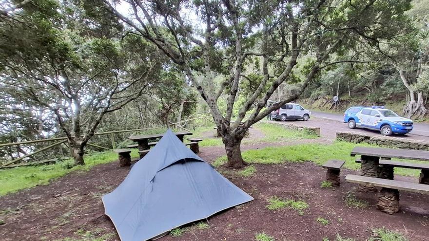 Acampada ilegal en Tenerife bajo las estrellas dentro de una zona protegida