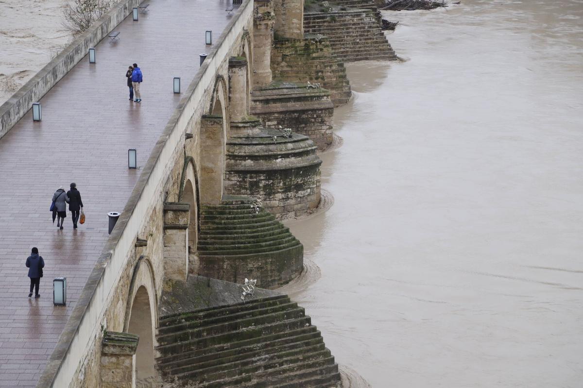 A.J.González Córdoba Nivel caudal del río Guadalquivir a su paso por el Puente Romano tras la borrasca Kristin