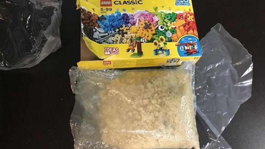 Un niño encuentra dos kilos de metanfetamina en una caja de Lego