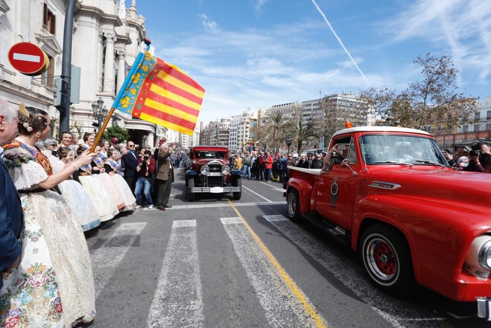 Salida de la ronda fallera de coches antiguos desde la plaza del Ayuntamiento de València.