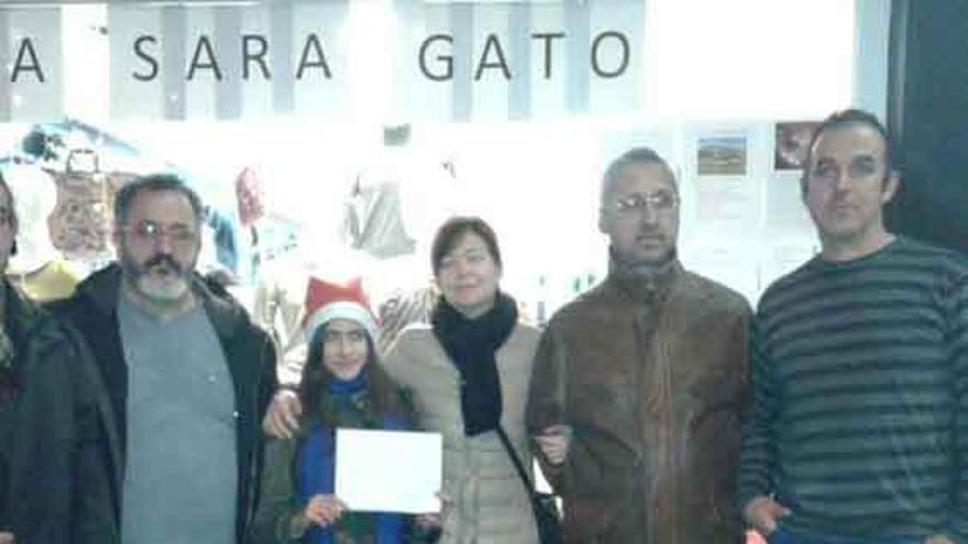 Entrega de la recaudación de una cesta para Sara Gato.