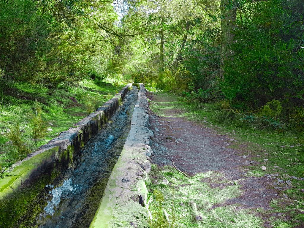 Acequia en Mecina Bombarón.