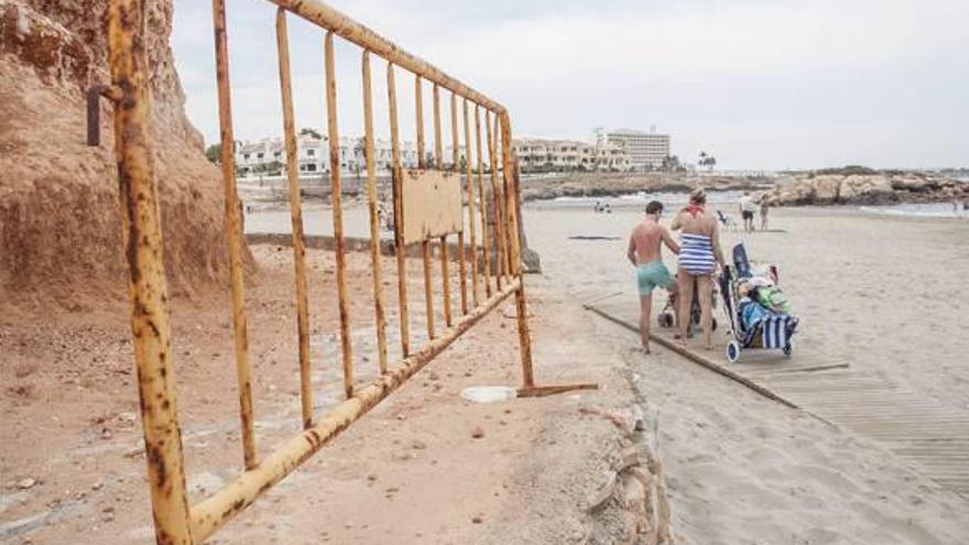 Costas permite tener cortado parte de un paseo y de una playa por la caída de rocas