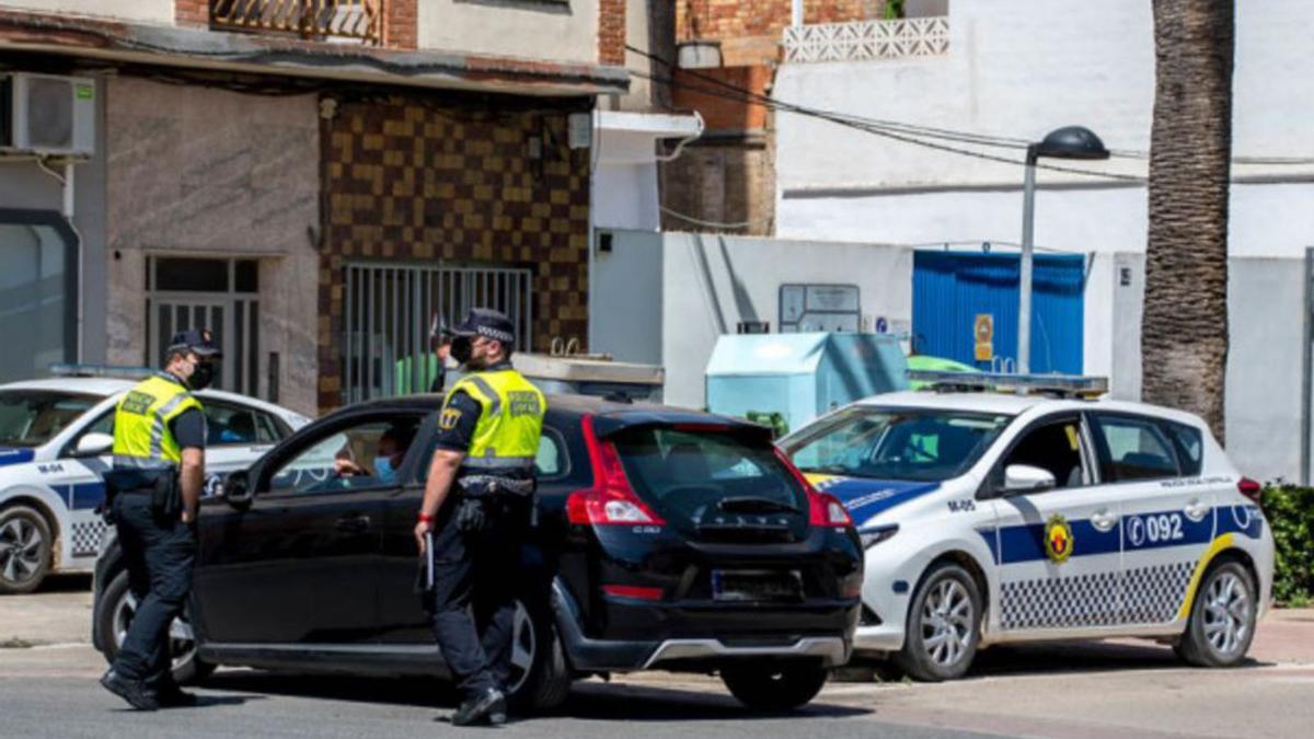 Control policial en Castelló en una imagen de archivo. | JOANJO PUERTOS