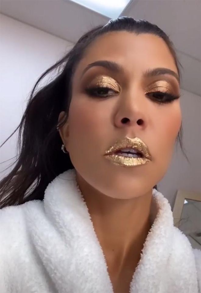 Kourtney Kardashian con maquillaje dorado