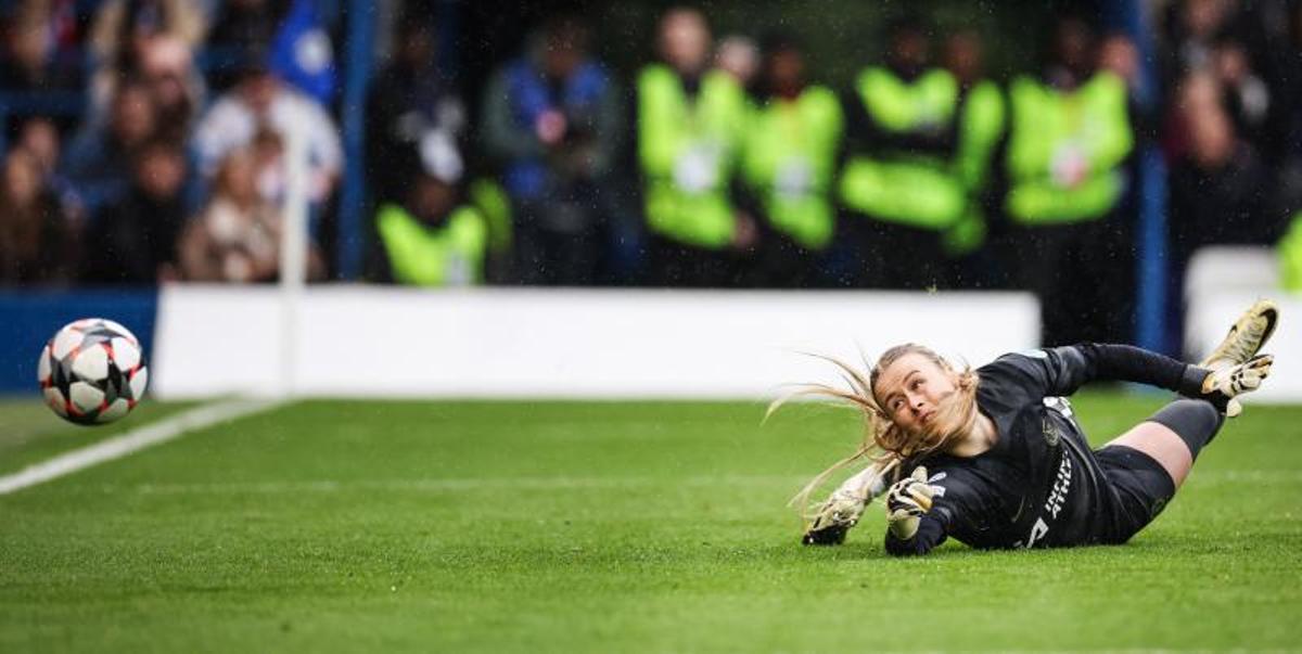 La guardameta del Chelsea intenta parar el primer gol de Aitana Bonmatí