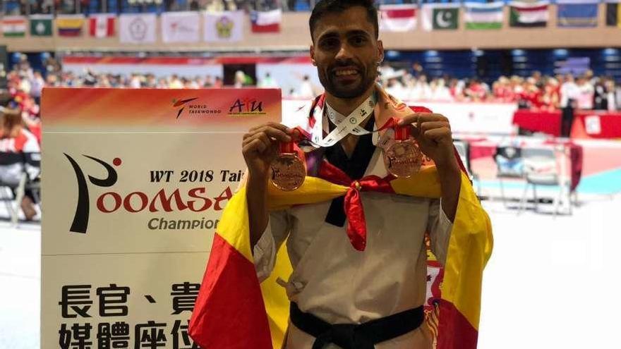 Samuel Meilán, ayer en Taipei, con las dos medallas de bronce logradas en el Mundial. // FdV