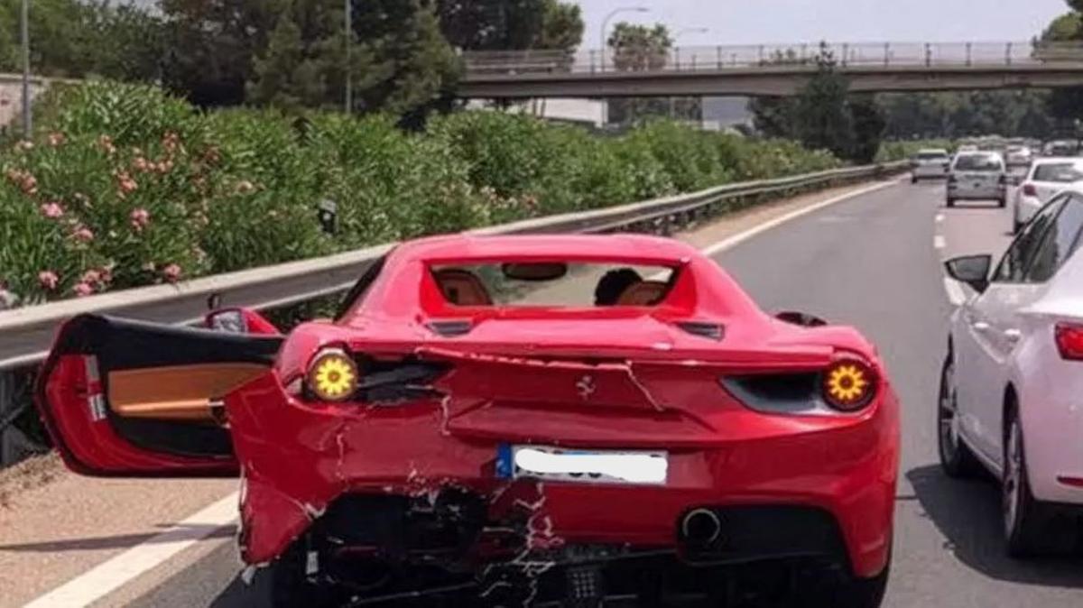 Ein in einen Unfall auf Mallorca verwickelter Ferrari mit deutschem Kennzeichen.