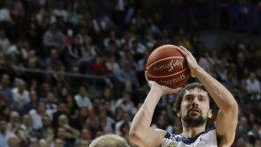 Llull llança davant d&#039;un Oleson que no el va poder aturar al darrer tir