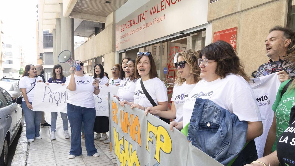 Protesta en la Dirección Territorial de Educación por la supresión del ciclo de FP de Promoción de Igualdad