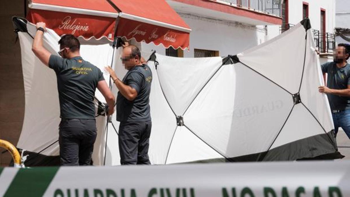 Los agentes de la Guardia Civil acordonan la joyería donde fue atracado y asesinado Francisco Cintado