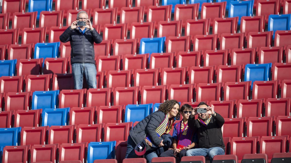 Socios del Barça acceden por vez primera a las gradas del Spotify Camp Nou, todavía en obras, para presenciar el partido de liga entre el FC Barcelona y el Athletic de Bilbao