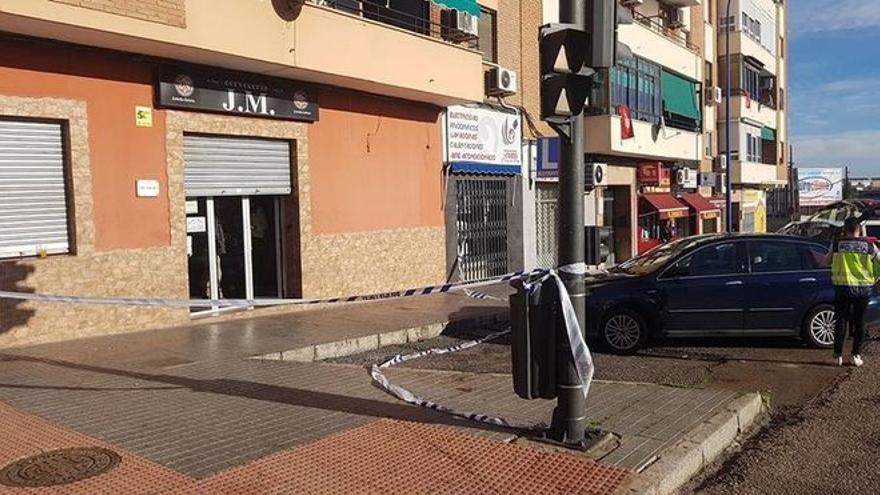 Agentes de la Policía Nacional en el bar JM tras el crimen, el 25 de diciembre de 2019.