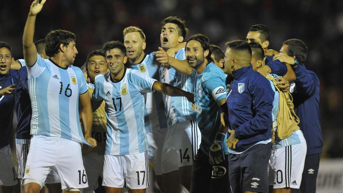 El equipo de Atlético Tucuman celebrando con las camisetas de la selección argentina